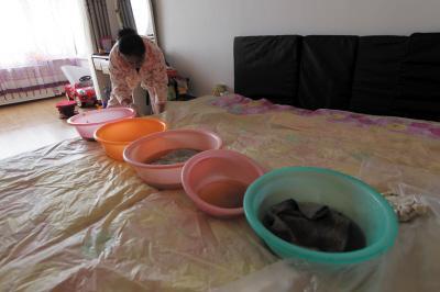 思南楼上漏水，住户失联，小区没物管，业主维权难！律师来支招……